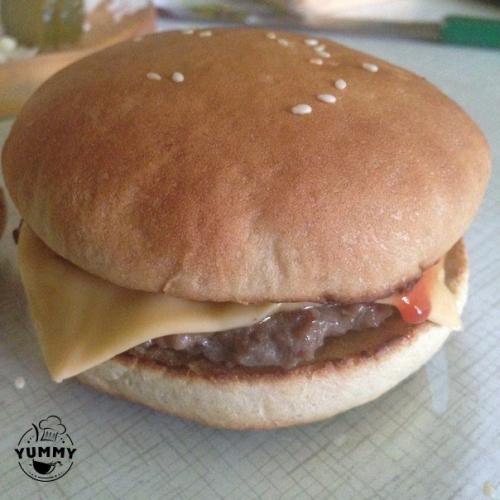 Чизбургеры.  Ингредиенты:   - Булочки.