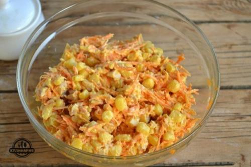 Салат из корейской морковью и копченой курицей.

