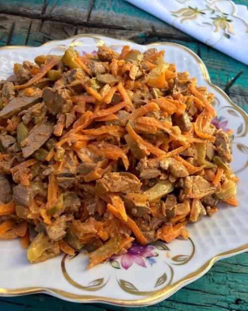 Салат с куриной печенью.