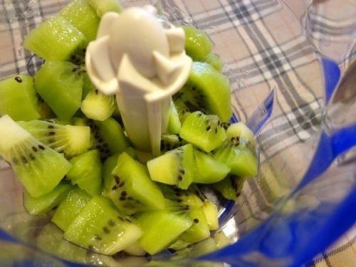 Сладкие шарики с киви и орехами. 01