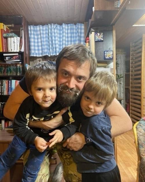 Приятная новость: актёр из Интернов Александр Ильин стал отцом в третий раз - у него и жены Юлии родилась дочь. 03