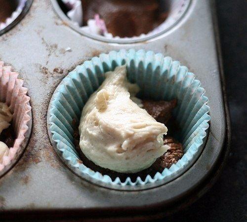 Полосатый кекс.  Задумали приготовить вкусные домашние кексы, но вкусы родных расходятся - кто-то любит шоколадные, кто-то без ума от сливочных? 03