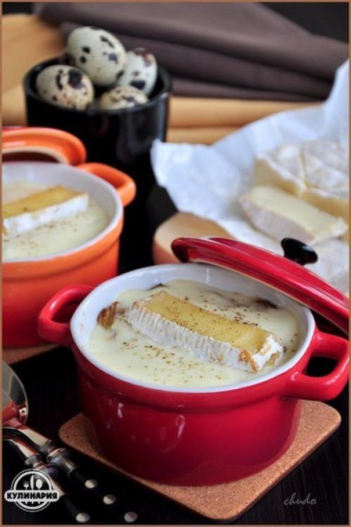 Горячая закуска из грибов с сырным соусом.