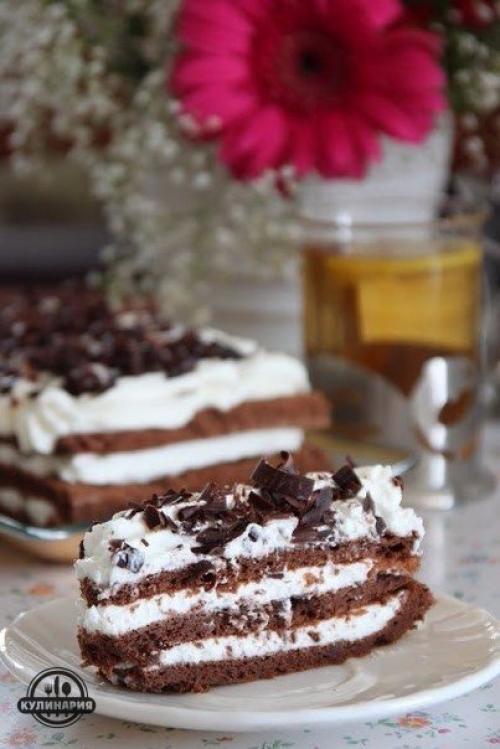 Шоколадный торт со сбитыми сливками.