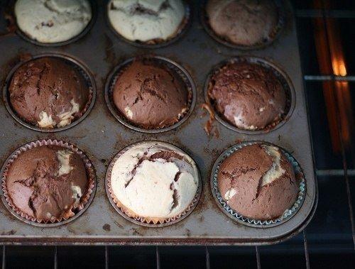 Полосатый кекс.  Задумали приготовить вкусные домашние кексы, но вкусы родных расходятся - кто-то любит шоколадные, кто-то без ума от сливочных? 04