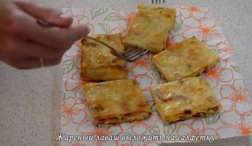 Жареный лаваш с колбасой и сыром. 09