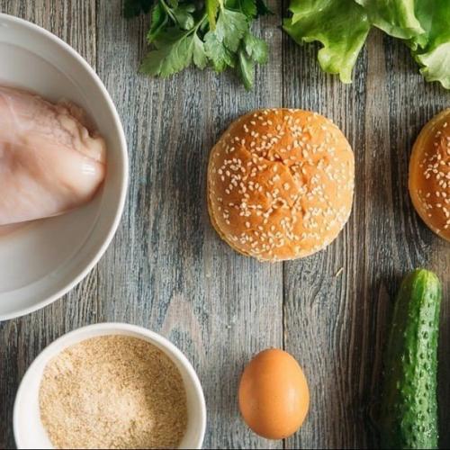 Бургеры с курицей и сметанным соусом. 01 Бургеры с курицей и сметанным соусом. 01