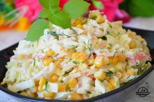 Салат с кальмарами, крабовыми палочками и кукурузой.