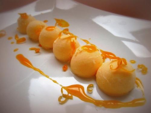 Вкусное мандариновое мороженое.