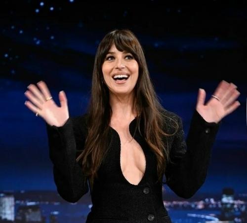 Дакоту Джонсон не перестают обсуждать из-за ее наряда, напоминающего голое платье мести.  