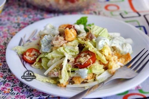 Салат Цезарь по-русски.
