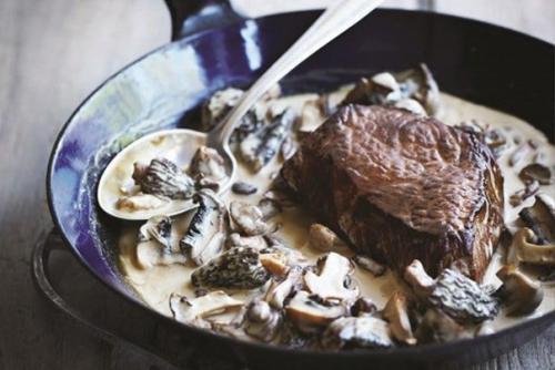 Стейк под сливочным соусом с грибами и виски.