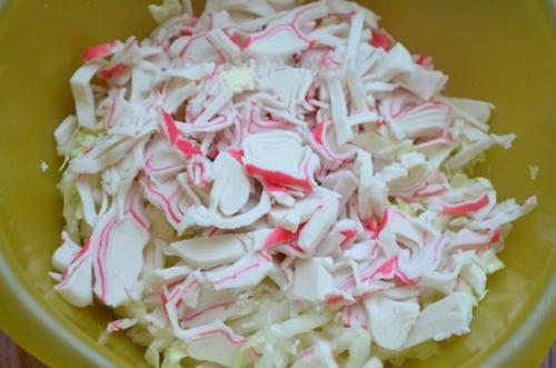 Салат с кальмарами, крабовыми палочками и кукурузой. 02