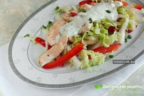 Салат из пекинской капусты с овощами и грудкой.