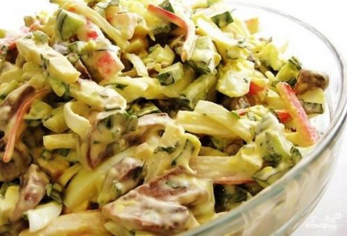 Салат Аленка с грибами и крабовыми палочками.