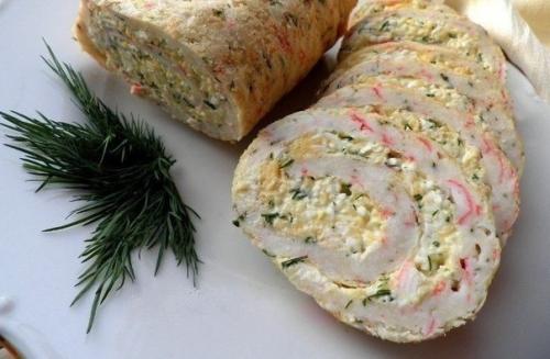 Рулет из крабовых палочек.