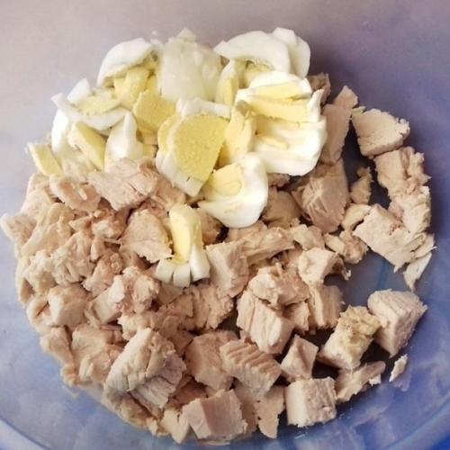 Салат с курицей, грецким орехом и виноградом. 01