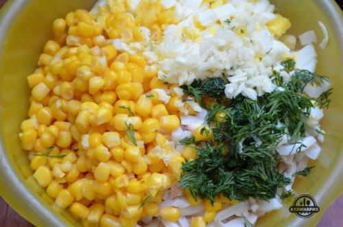 Салат с кальмарами, крабовыми палочками и кукурузой. 05