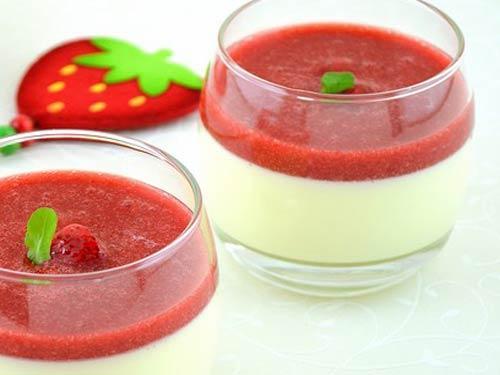 Панна - котта с клубничным соусом.