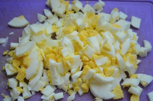 Салат с кальмарами, крабовыми палочками и кукурузой. 04