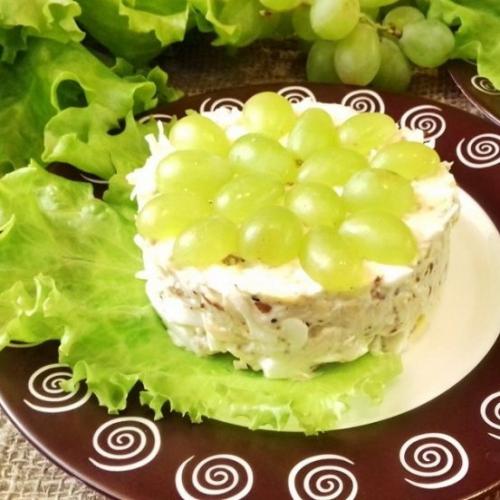Салат с курицей, грецким орехом и виноградом.