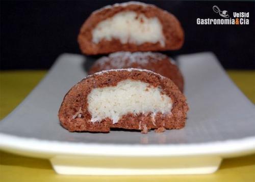 Шоколадное печенье с кокосовой начинкой.