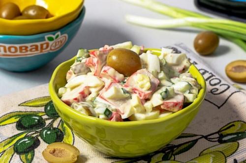 Салат с крабовыми палочками и оливками.