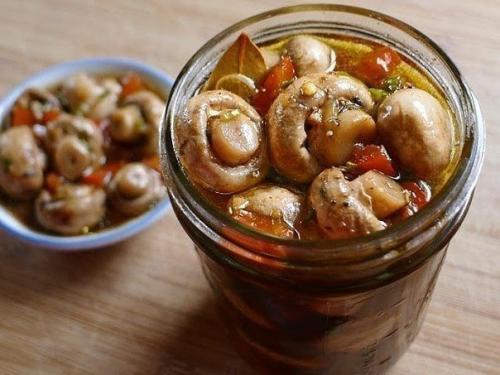 Быстрые маринованные шампиньоны.

