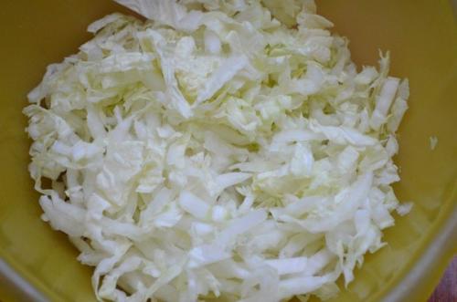 Салат с кальмарами, крабовыми палочками и кукурузой. 01