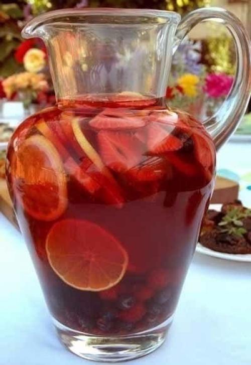 Сангрия.  Самый популярный, разве что после пива и вина, напиток в Испании.