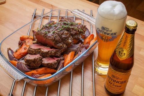 Ростбиф - старинное блюдо английской кухни, говядина запеченная большим куском. Ростбиф - старинное блюдо английской кухни, говядина запеченная большим куском.