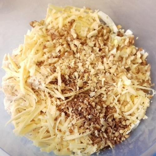 Салат с курицей, грецким орехом и виноградом. 02