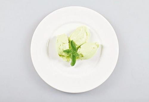 Йогуртовое мороженое с авокадо и огурцом.