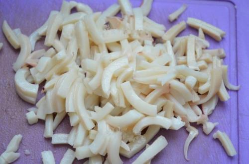 Салат с кальмарами, крабовыми палочками и кукурузой. 03