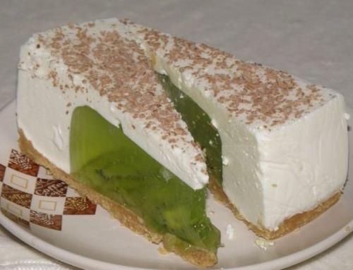 Желейный торт из киви и сметаны.