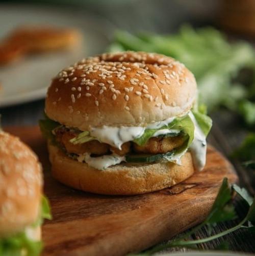 Бургеры с курицей и сметанным соусом. Бургеры с курицей и сметанным соусом.