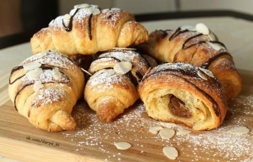Круассаны с вареной сгущенкой.