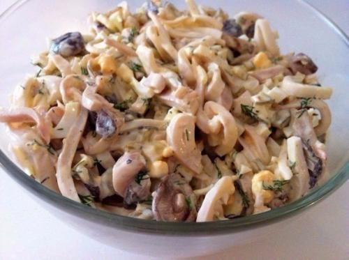 Салат из кальмаров с грибами.