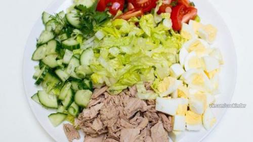 Салат с тунцом и овощами. 02