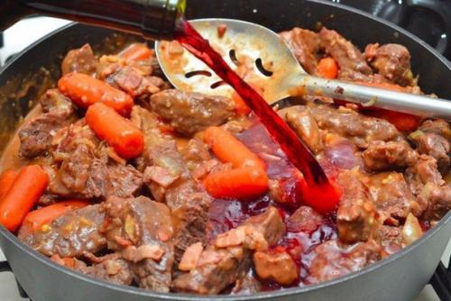 Говядина по-бургундски.  Ингредиенты: