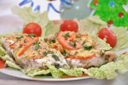 Рыбка с сыром и помидорами.