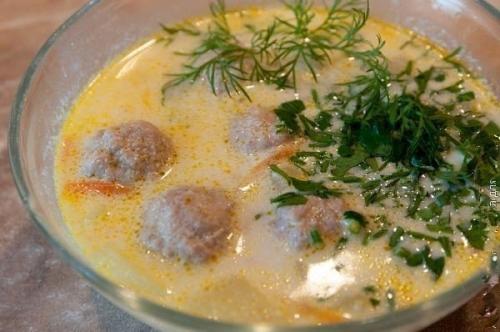 Сливочный суп с фрикадельками.