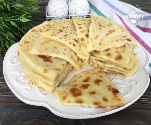 Хачапури.  Ингредиенты:  Сыр любой ( у меня адыгейский) - 400 гр.