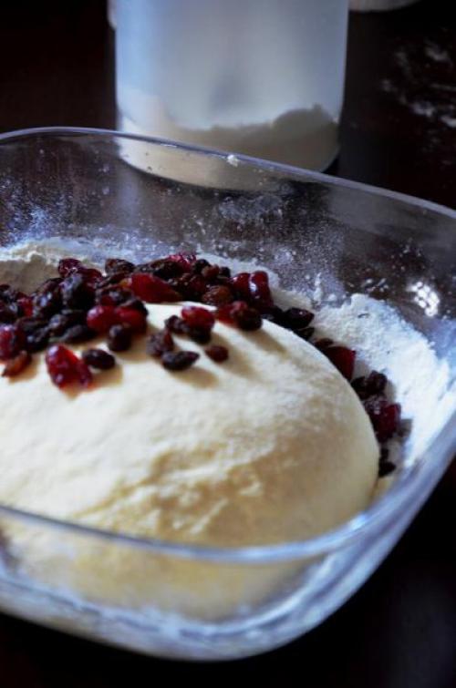 Пасхальный хлеб.  Можно изредка радовать свою семью таким вот хлебом и помимо пасхи, например, он идеально подойдет для завтрака в воскресенье. 04