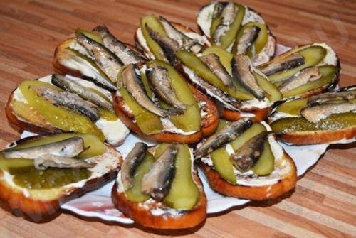 Бутерброды со шпротами ( закуска. 
