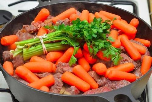 Говядина по-бургундски.  Ингредиенты: 05