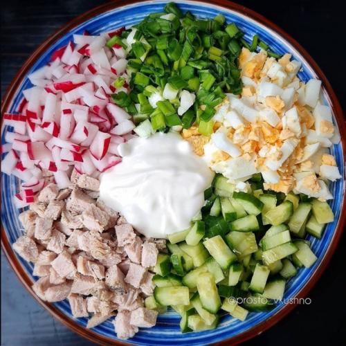 Лёгкий, весенний салат, идеально на ужин.