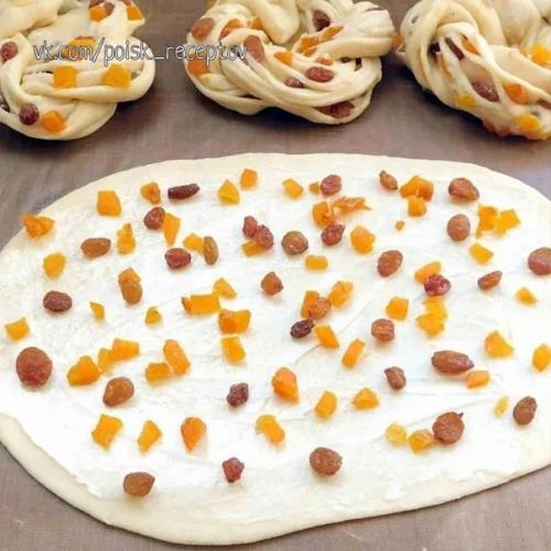 Булoчки с изюмом и курагой. 02