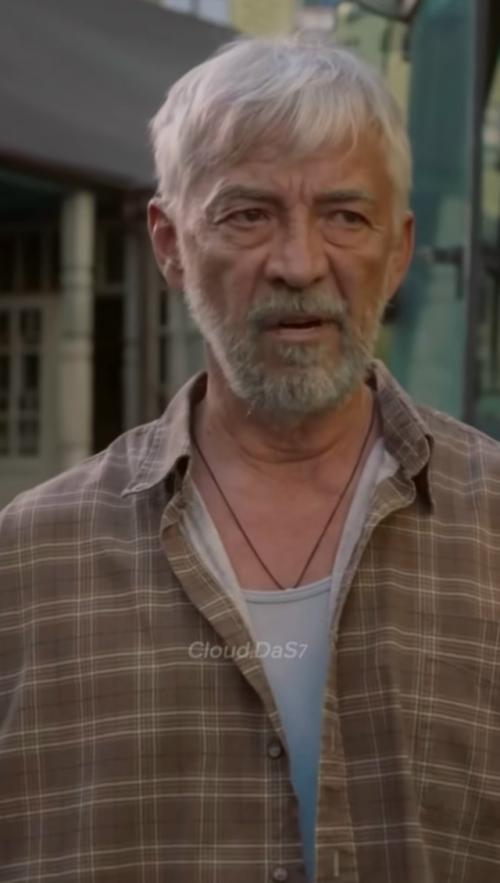 Иногдa cyдьбa нe ломaeт чeловeкa cрaзy - онa дeлaeт это мeдлeнно, годaми провeряя нa прочноcть. 02