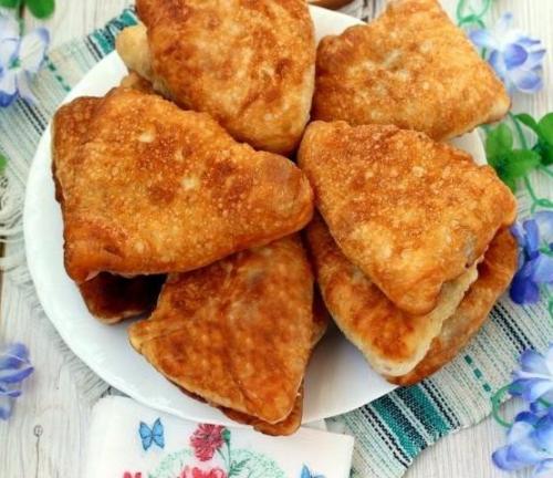 Жареные пирожки с мясом.